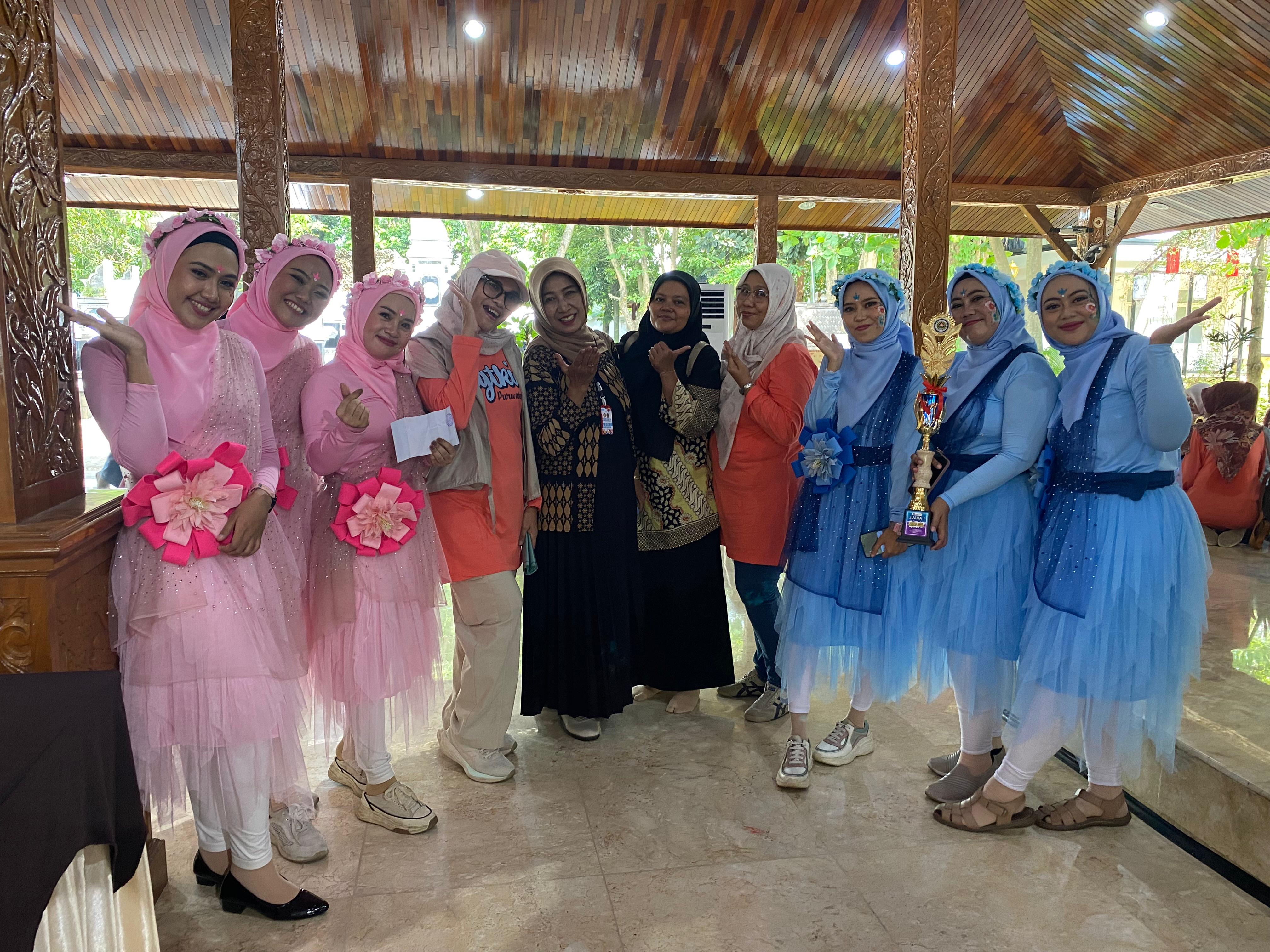 Juara 1 Lomba Tari Kreasi Guru